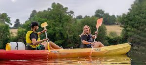 Couple pratiquant le canoë kayak sur une rivière en France avec Eloriter