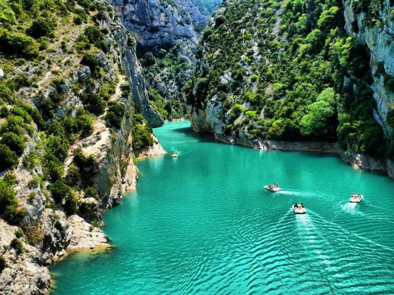 Vue panoramique sur les Gorges du Verdon, un spot idéal pour essayer le canoë fun et sécurisé Eloriter en France.