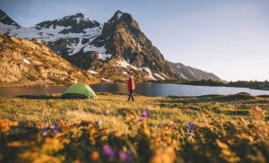 Bivouac de randonnée au bord d'un lac de montagne, massif du Taillefer