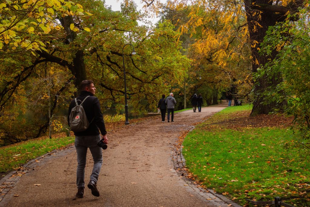 5 bonnes raisons de tester l’eloriter - groupe de personnes marchant en dans un parc