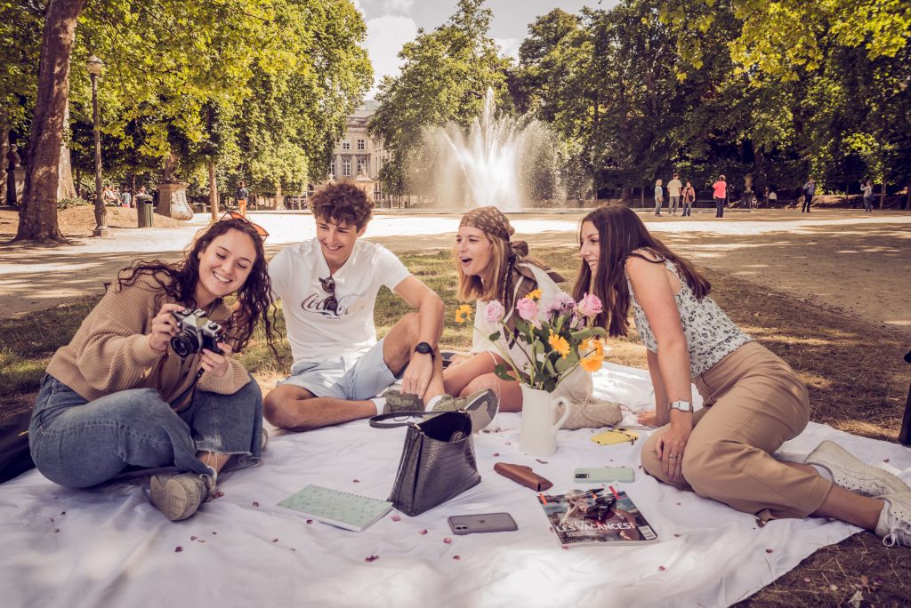 5 bonnes raisons de tester l’eloriter - groupe d'amis dans un parc en train de faire un pique nique