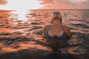 personne pratiquant l'eloriter, baignade en eau froide au lever du soleil